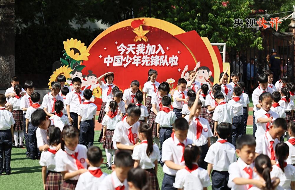 央视快评丨做党和人民的红孩子，在新征程上跑好历史接力赛