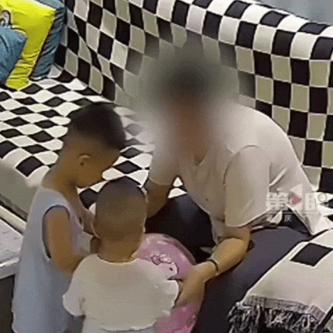 瞬间爆炸，宝妈手被烫伤、头发被烧！别把这个&ldquo;小手雷&rdquo;送到孩子手里！